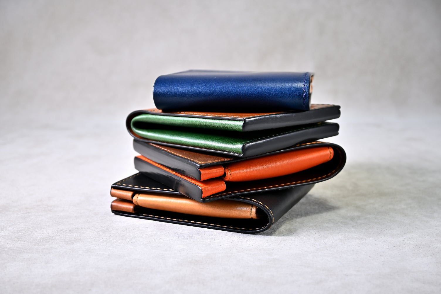 収納力と使用導線を、効率配置で整えたコンパクト二つ折り財布「2112