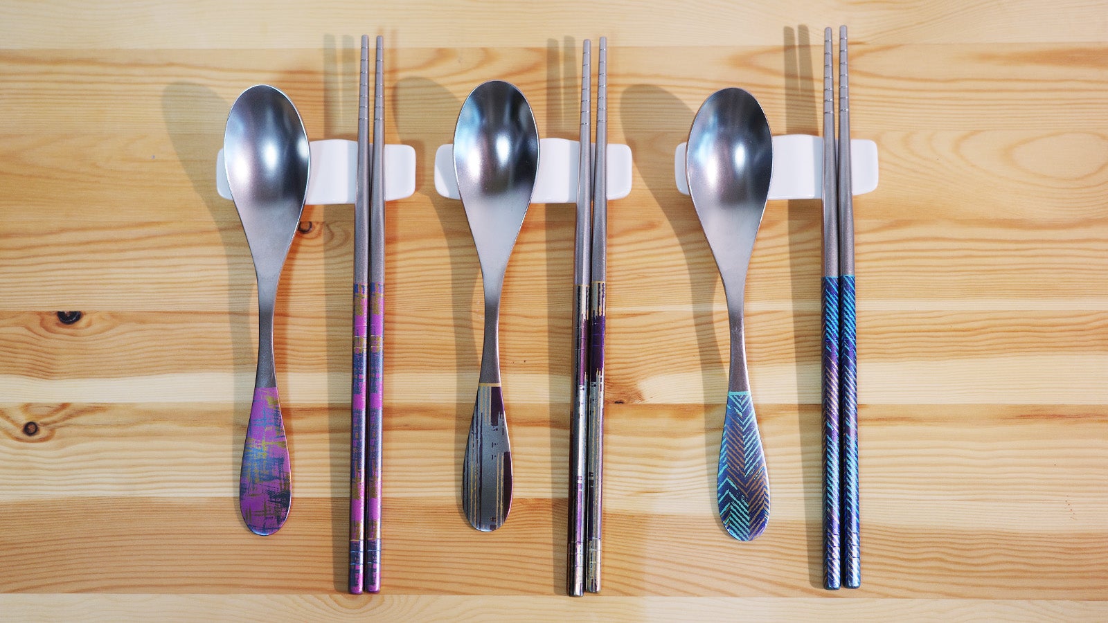 時間を表す3つのデザインから選べる、軽量＆実用的なギフト向けチタン