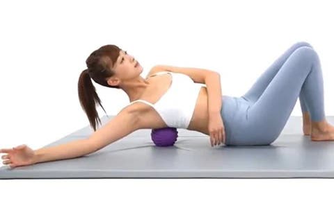 特許構造のボールで筋肉のコリをほぐす！腰の負担にストレッチ