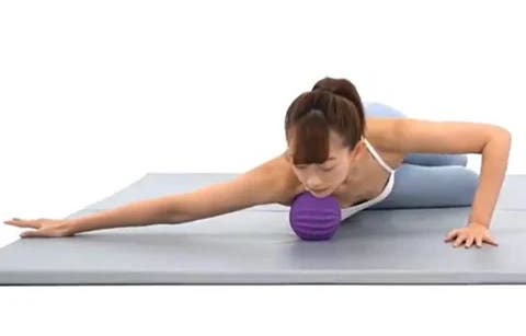 特許構造のボールで筋肉のコリをほぐす！腰の負担にストレッチ効果を