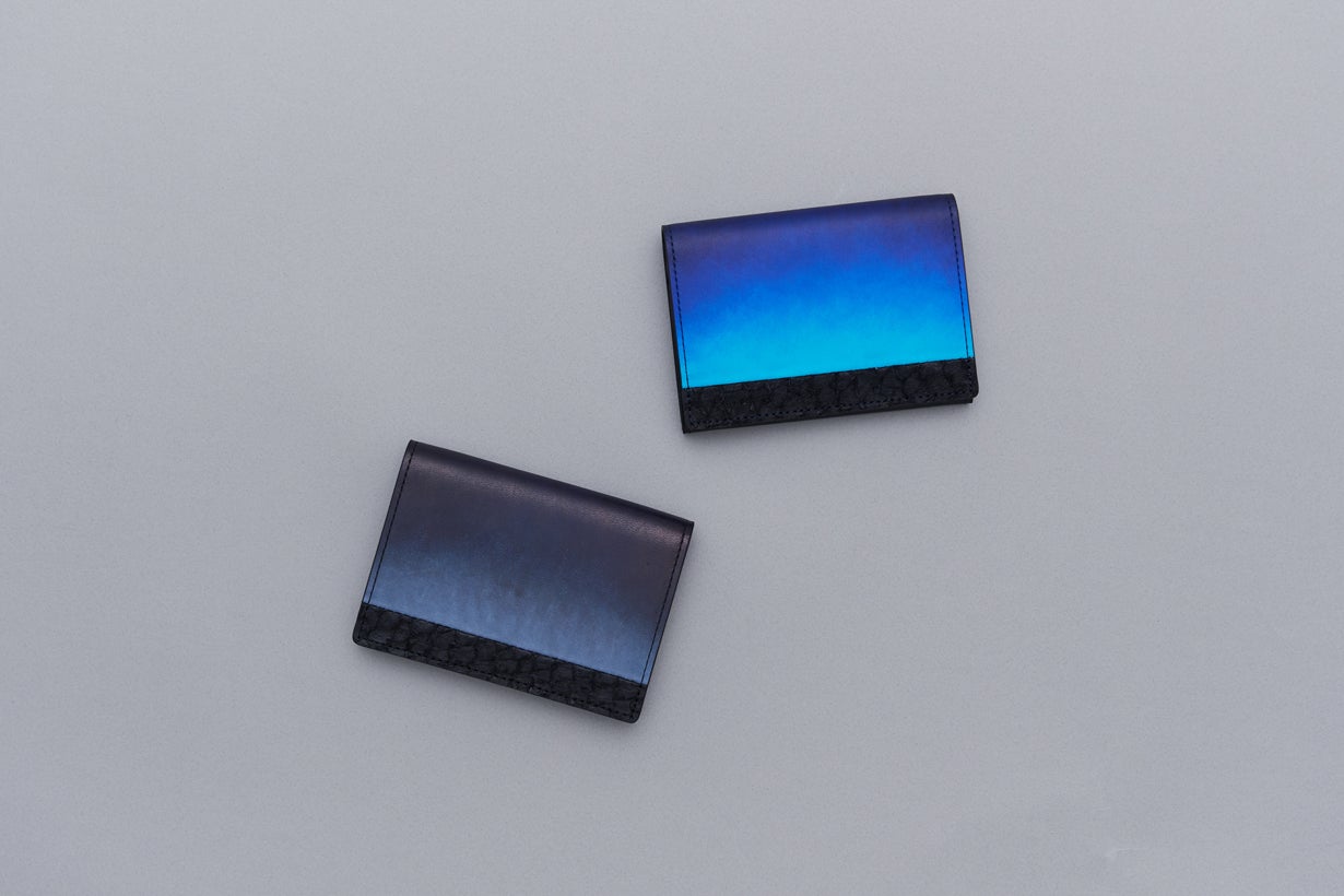 瞬間アクセス】縦型構造で取り出しやすい。手染めの空と海を描いた