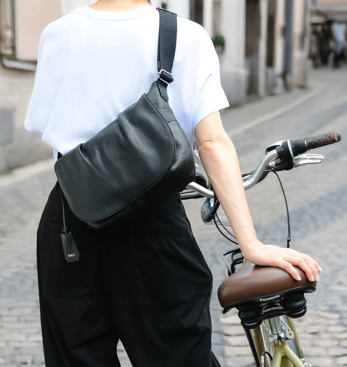 しっとり馴染む贅沢レザー。大人の毎日に寄り添う”気配りショルダー