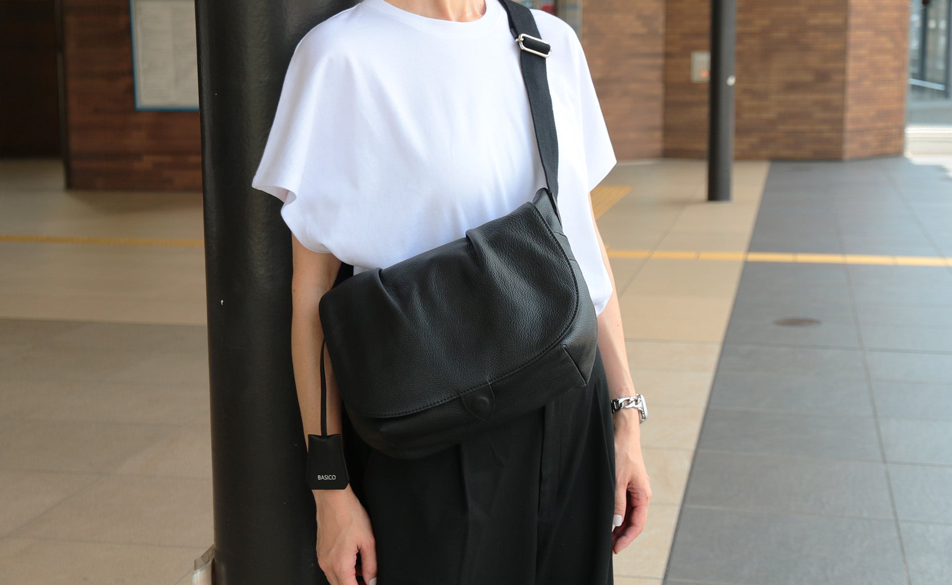 贅沢 柔らかい 軽量 肩掛け ハンドメイド レザーバッグ シンプル 日本製 贅沢 柔らかい 軽量 肩掛け ブラック 革 レザーバッグ ハンドメイド