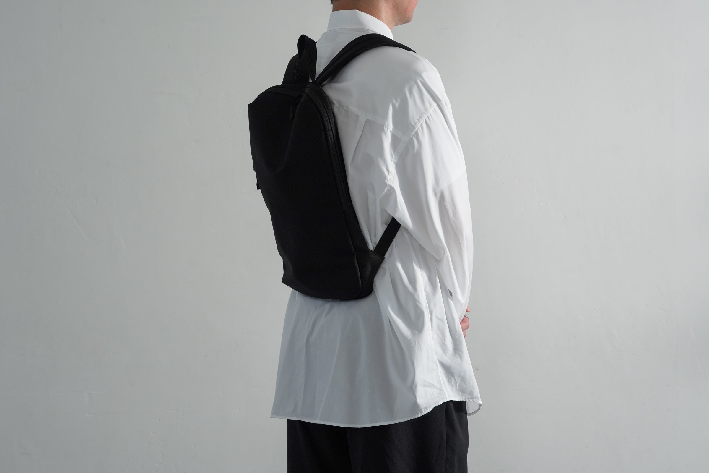 その「余白」が、思考を解き放つ。ミニマリストの極薄バックパック