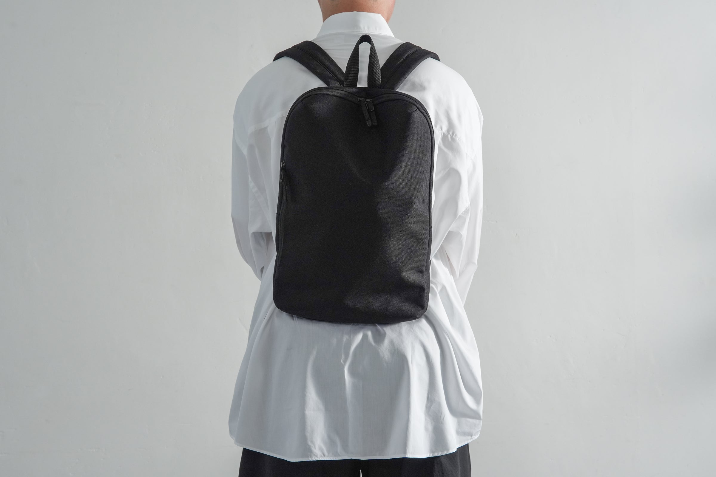 その「余白」が、思考を解き放つ。ミニマリストの極薄バックパック