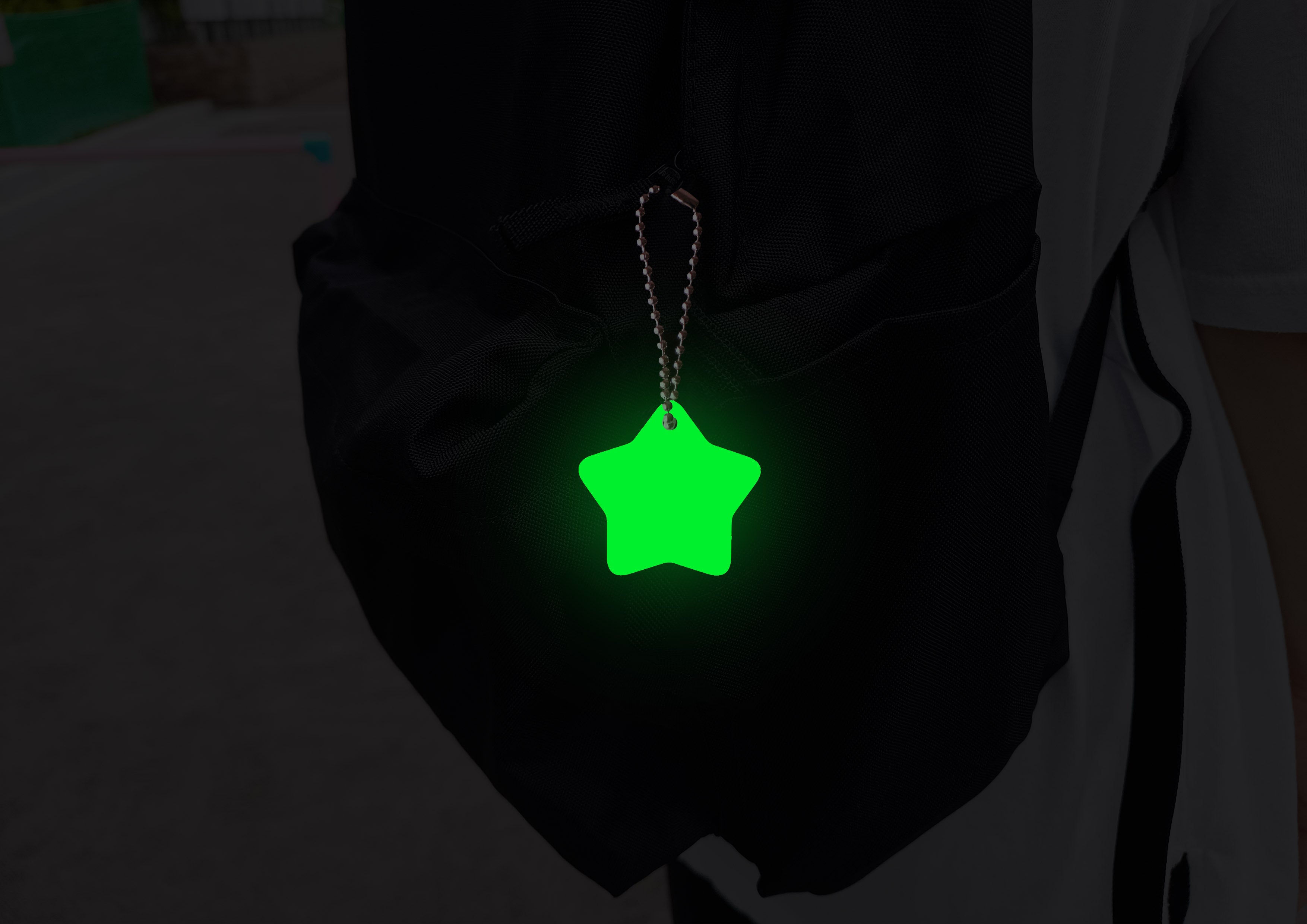 暗闇でパッと光る！目印になる、星の蓄光キーホルダー【防災士監修