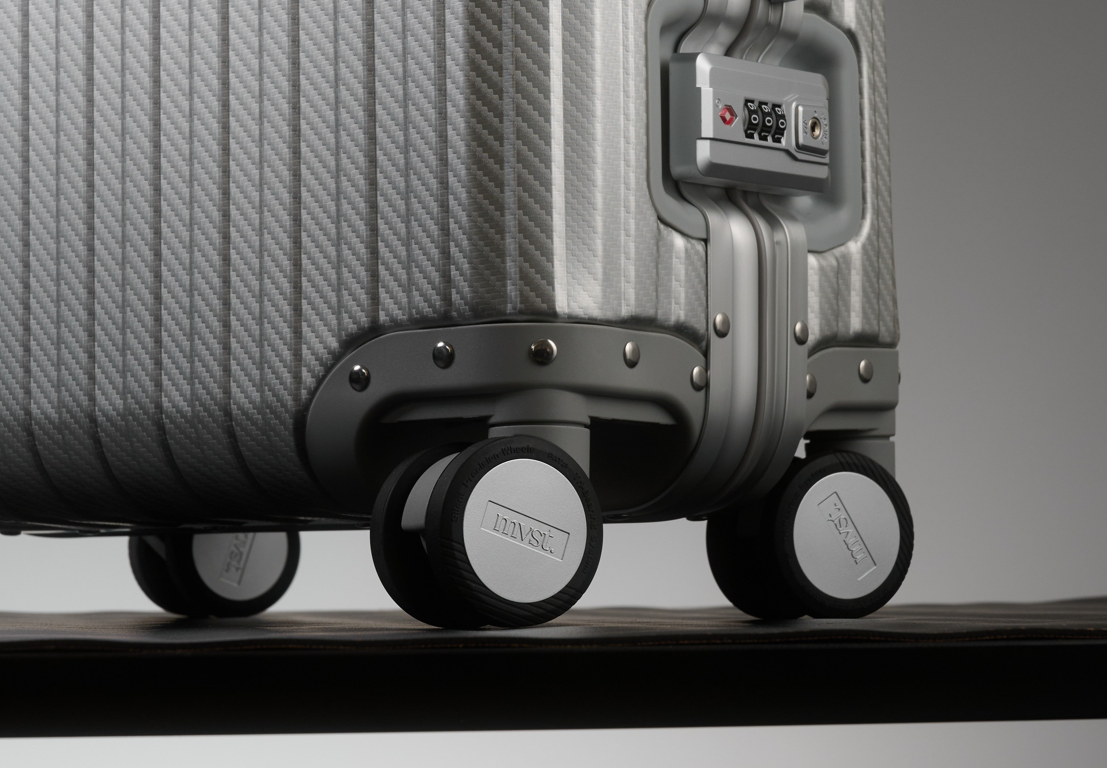 【新品・未使用】mvst. TREVA ブラック アルミニウム×マグネシウム MVST・Treva】耐久性×高級感！旅を格上げする次世代アルミスーツ