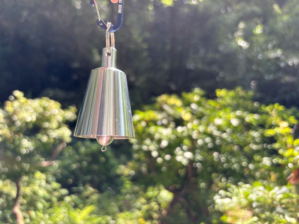 創業50年の金型技術】音で守る熊鈴。いやしの音色とシンプルな機能美の