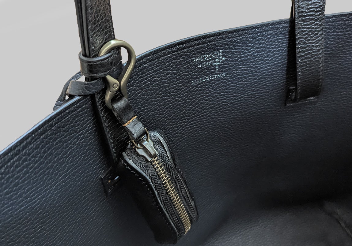 イタリアの職人技を手のひらに。バッグやデニムに取り付け可能なマルチ