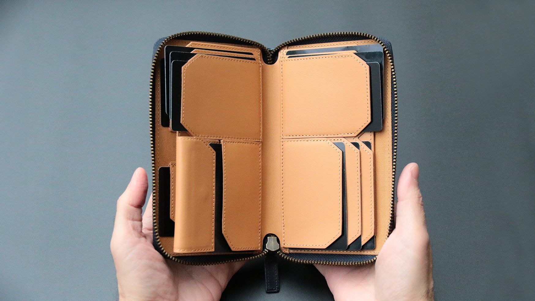 美しい艶革で魅せる【大人のための新感覚長財布】挟める多機能マルチ