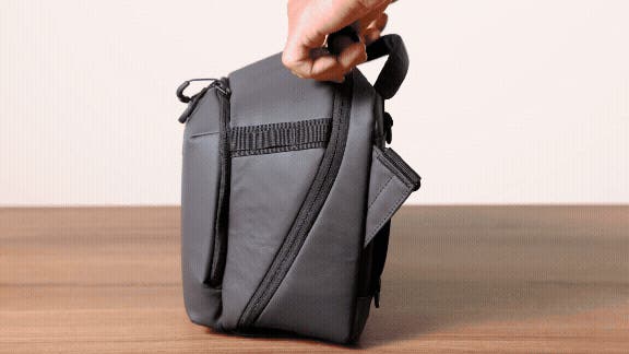 ガバっと開く】カメラやレンズが取り出しやすい！撮影シーンに特