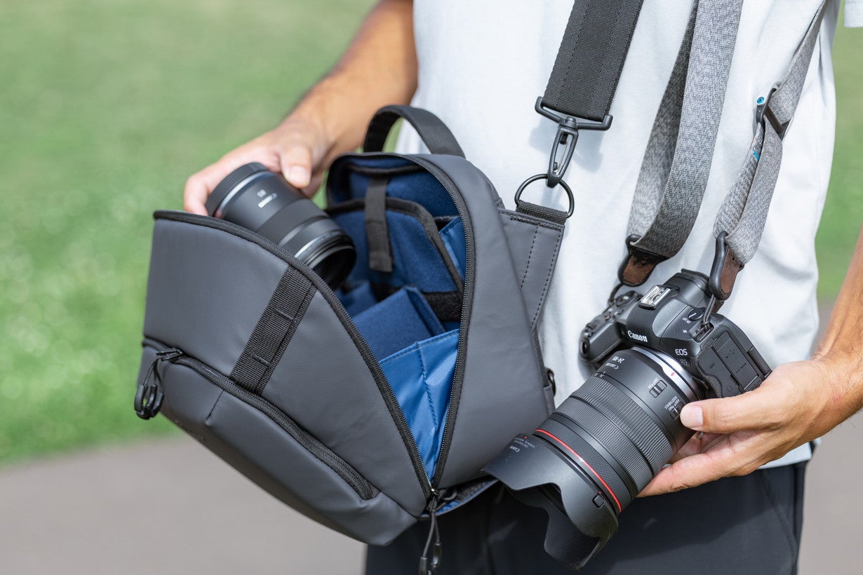 ガバっと開く】カメラやレンズが取り出しやすい！撮影シーンに特化した