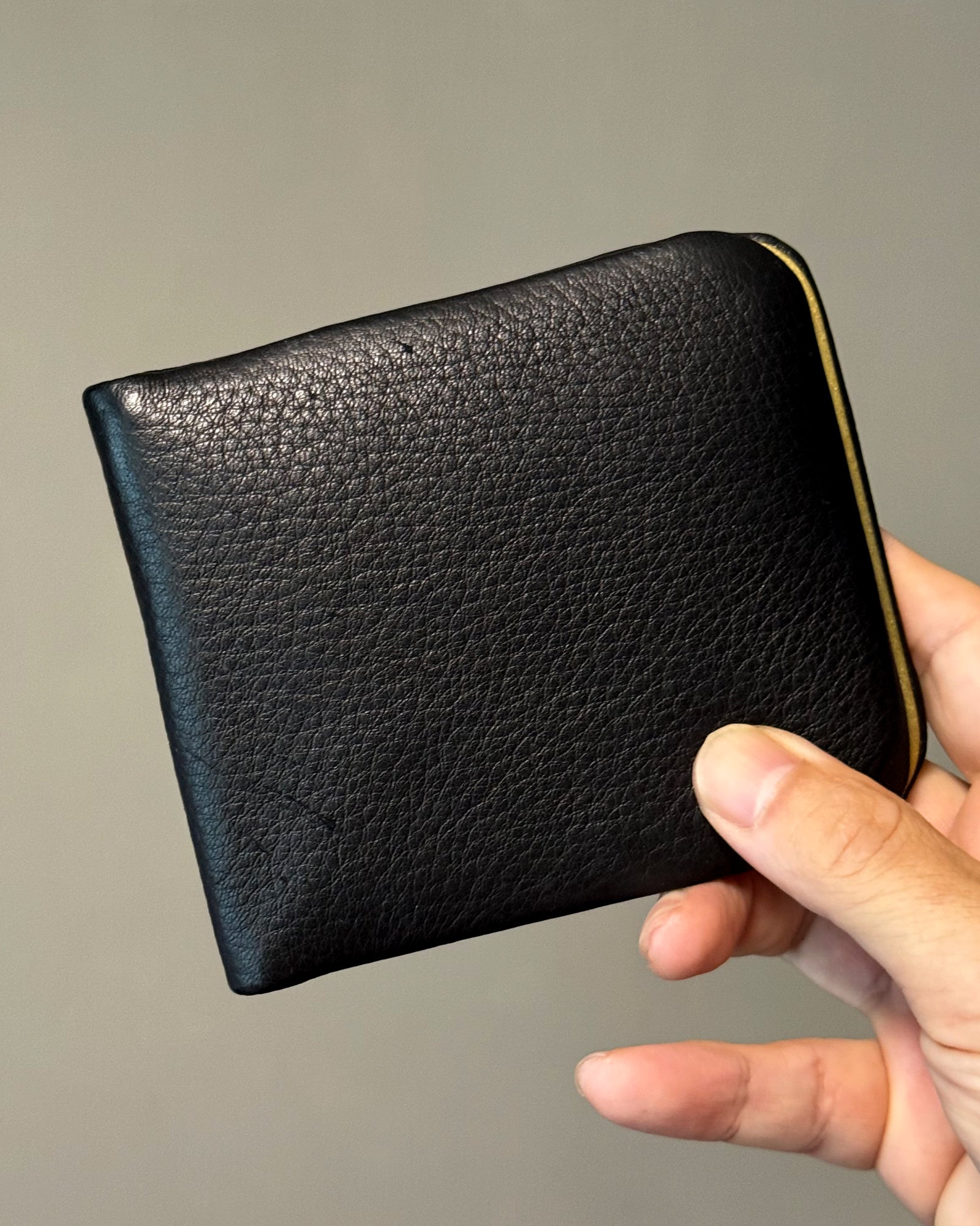 新鮮な二つ折り「がまぐち」。薄さ1cmでしっかり収納。パチンが