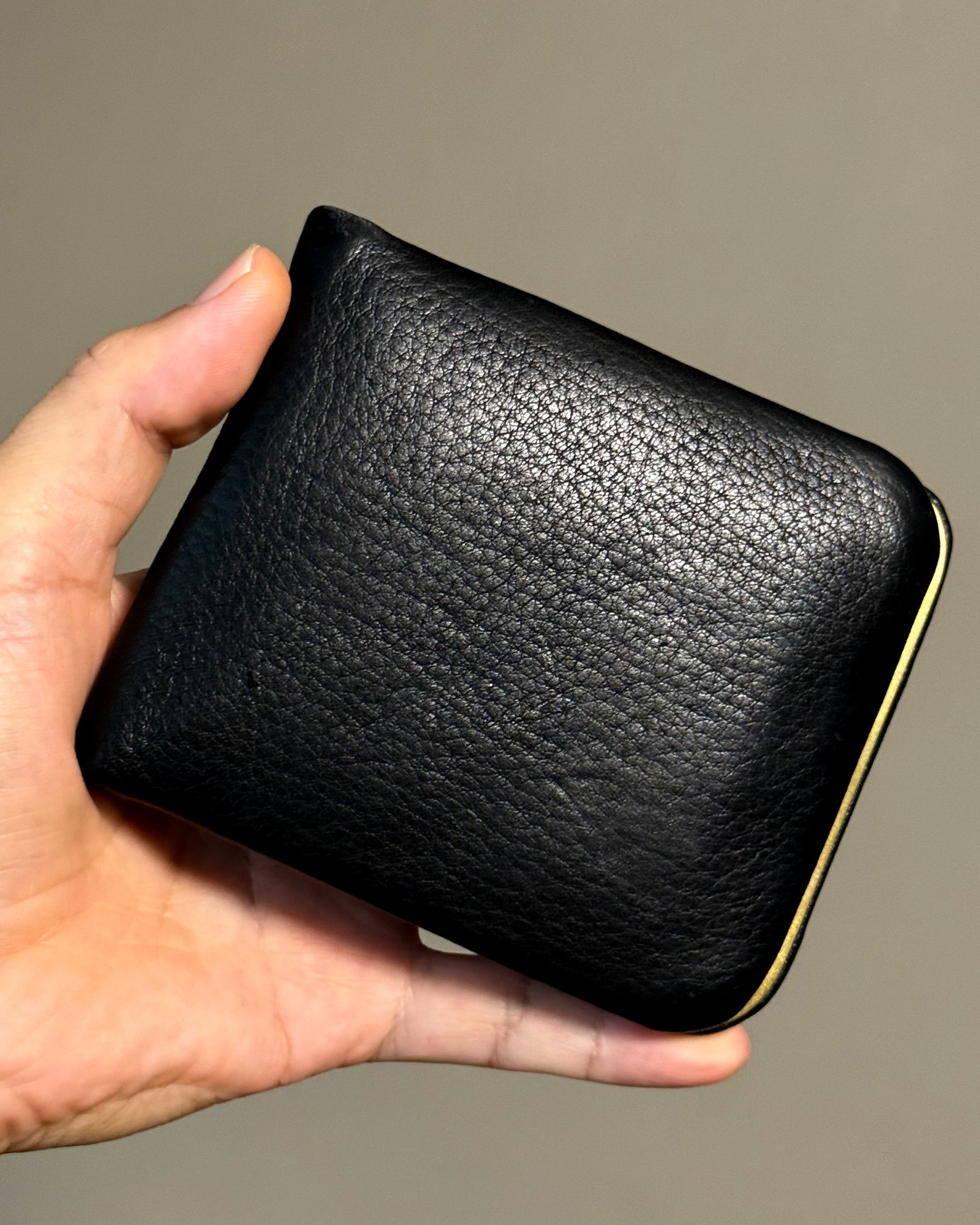 新鮮な二つ折り「がまぐち」。薄さ1cmでしっかり収納。パチンが