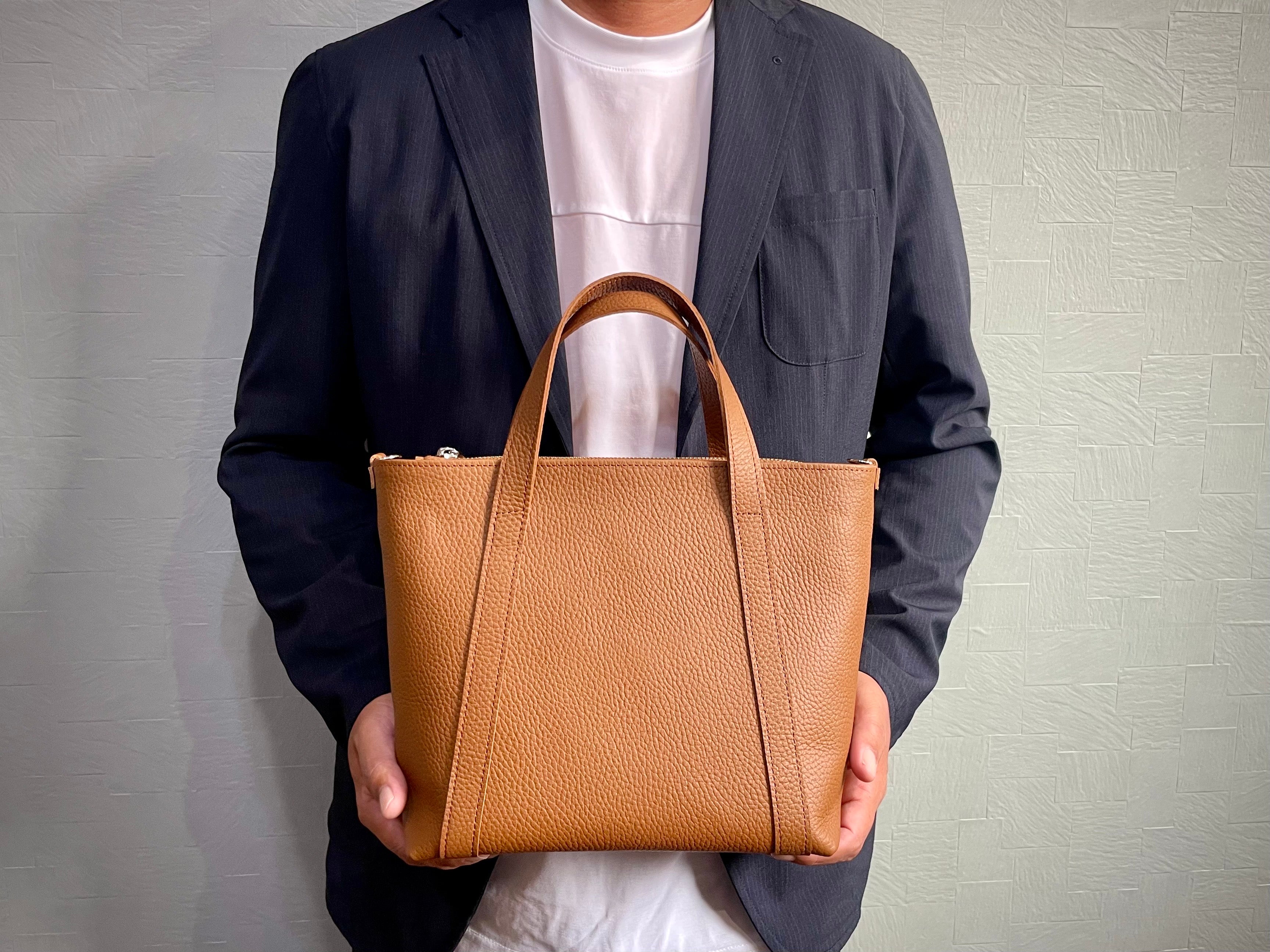 極美品　マヌー　ミニ　ハンドバッグ　シボ革　オールレザー　ステッチ　グリーン まるで自動開閉！サッと出し入れできるポケットでスマートな『大人の