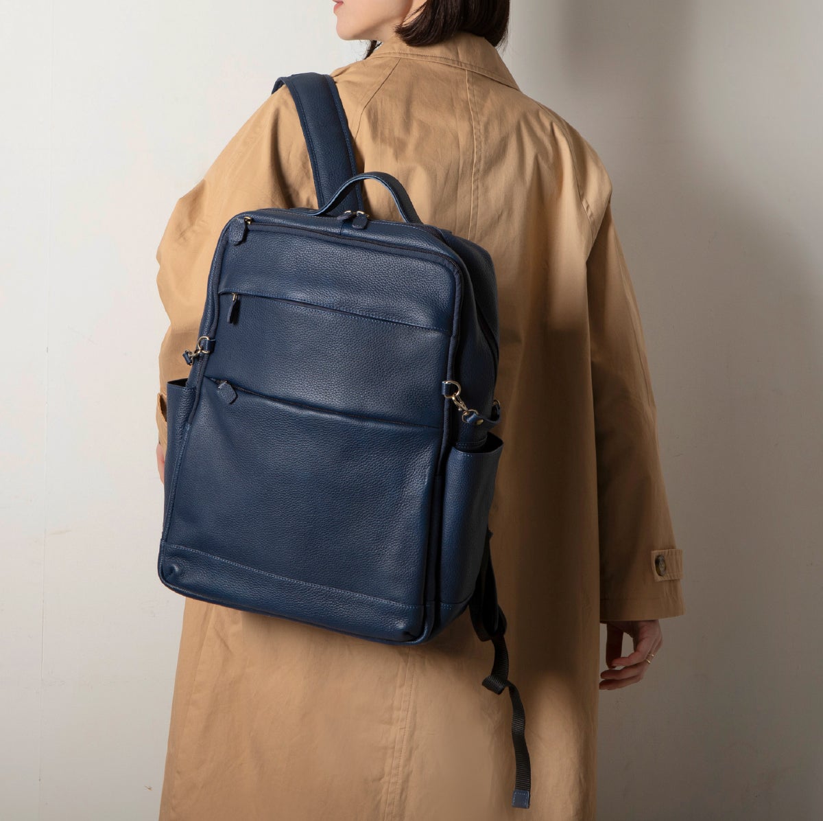 18ポケットで整理上手に。出張や通勤も快適にする多機能レザーリュック
