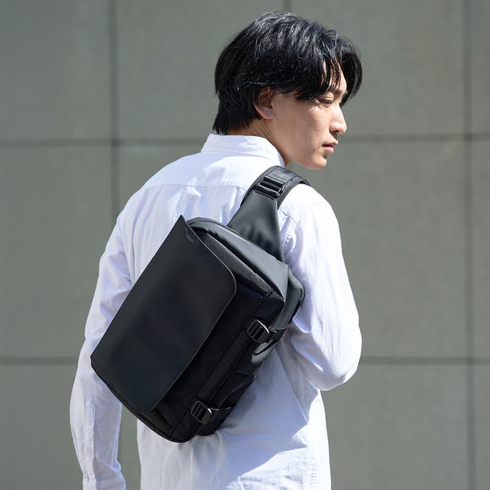 長年綺麗に使える」ノートPCもスッキリ収まるスリングバッグに