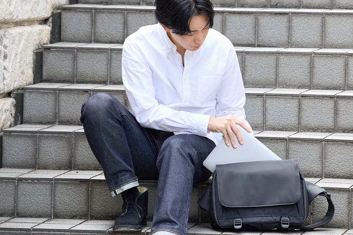 pakupakuページ 長年綺麗に使える」ノートPCもスッキリ収まるスリングバッグに