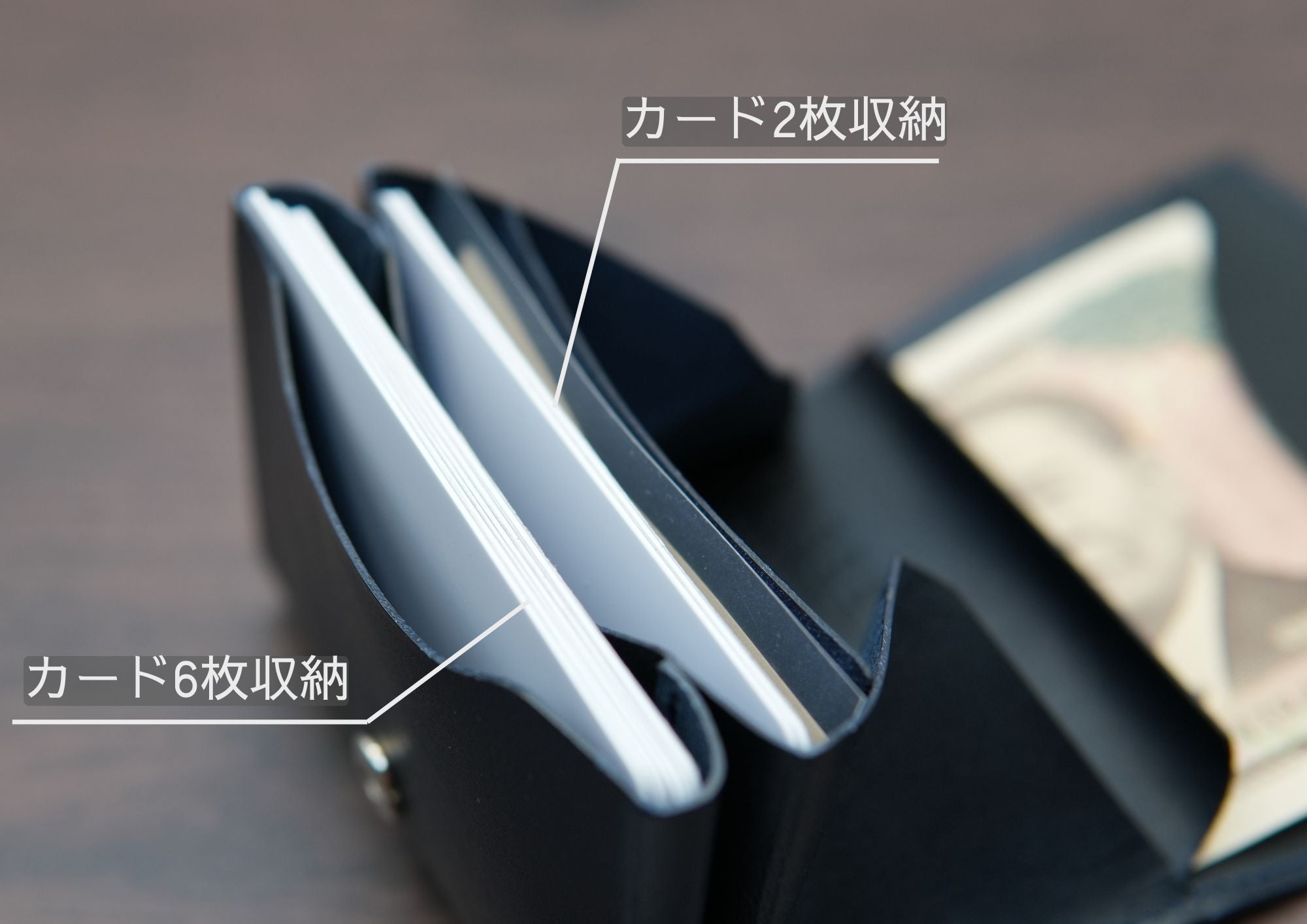 死角なし。お札を折らずにスルッと収納できる、カードサイズの上質な