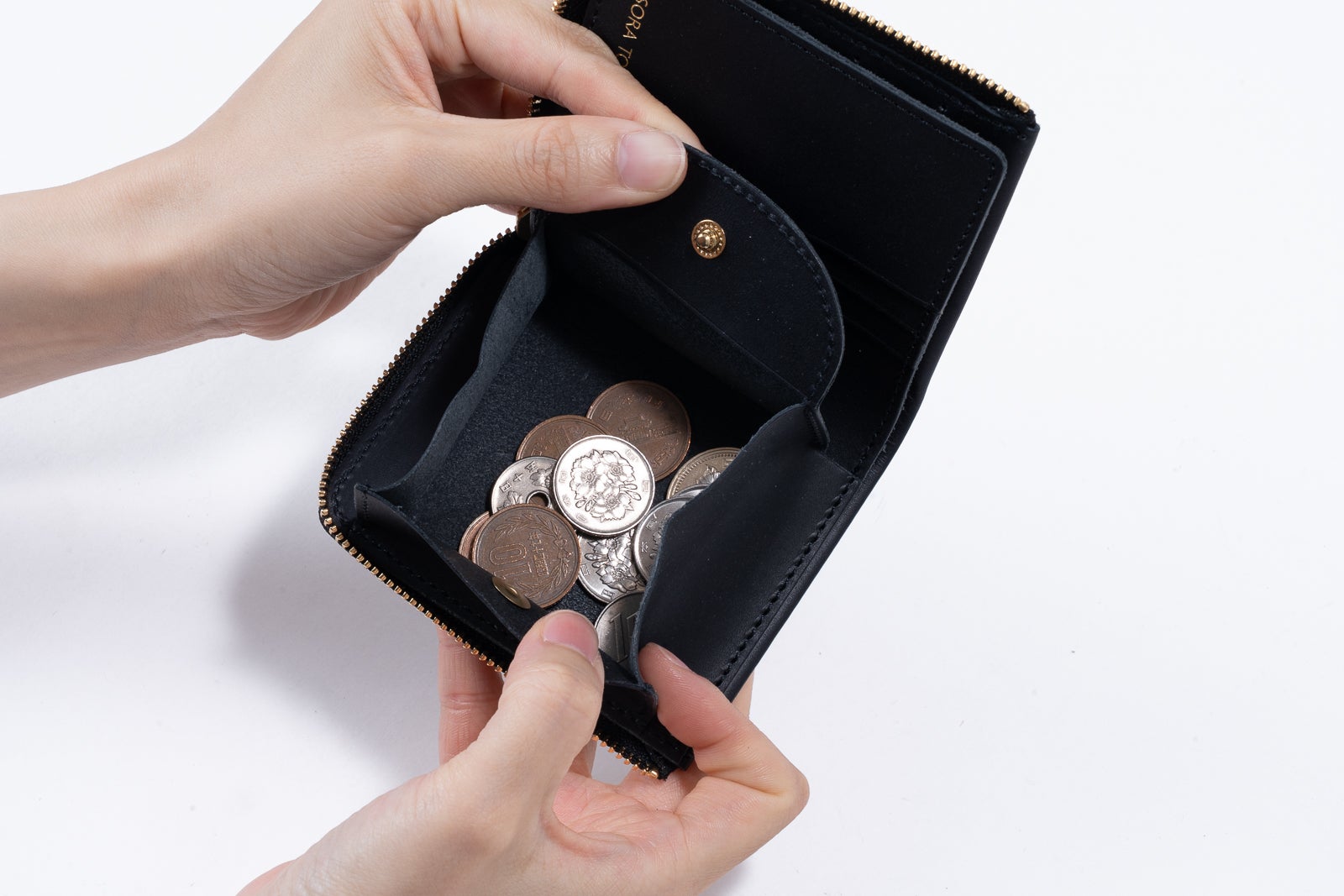 まるで小銭入れのようなコンパクト財布。手のひらから始まる、身軽な