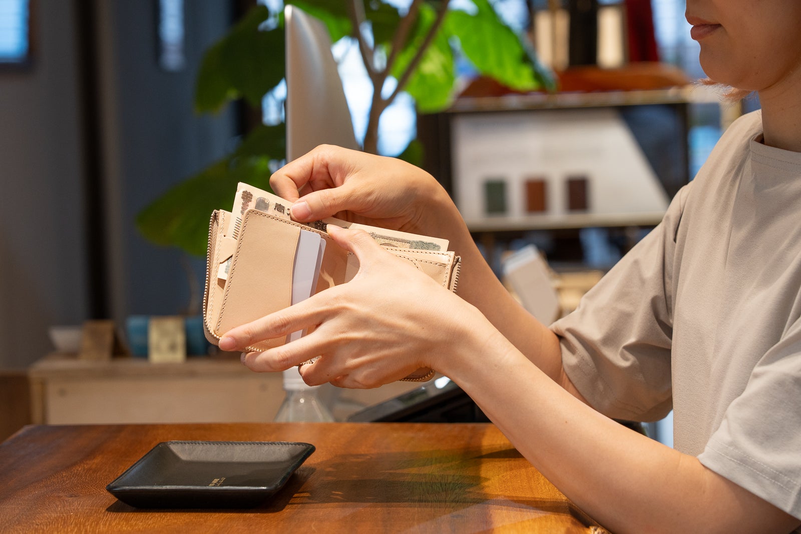 まるで小銭入れのようなコンパクト財布。手のひらから始まる