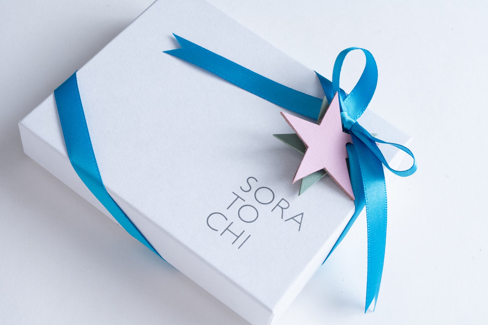 まるで小銭入れのようなコンパクト財布。手のひらから始まる、身軽な