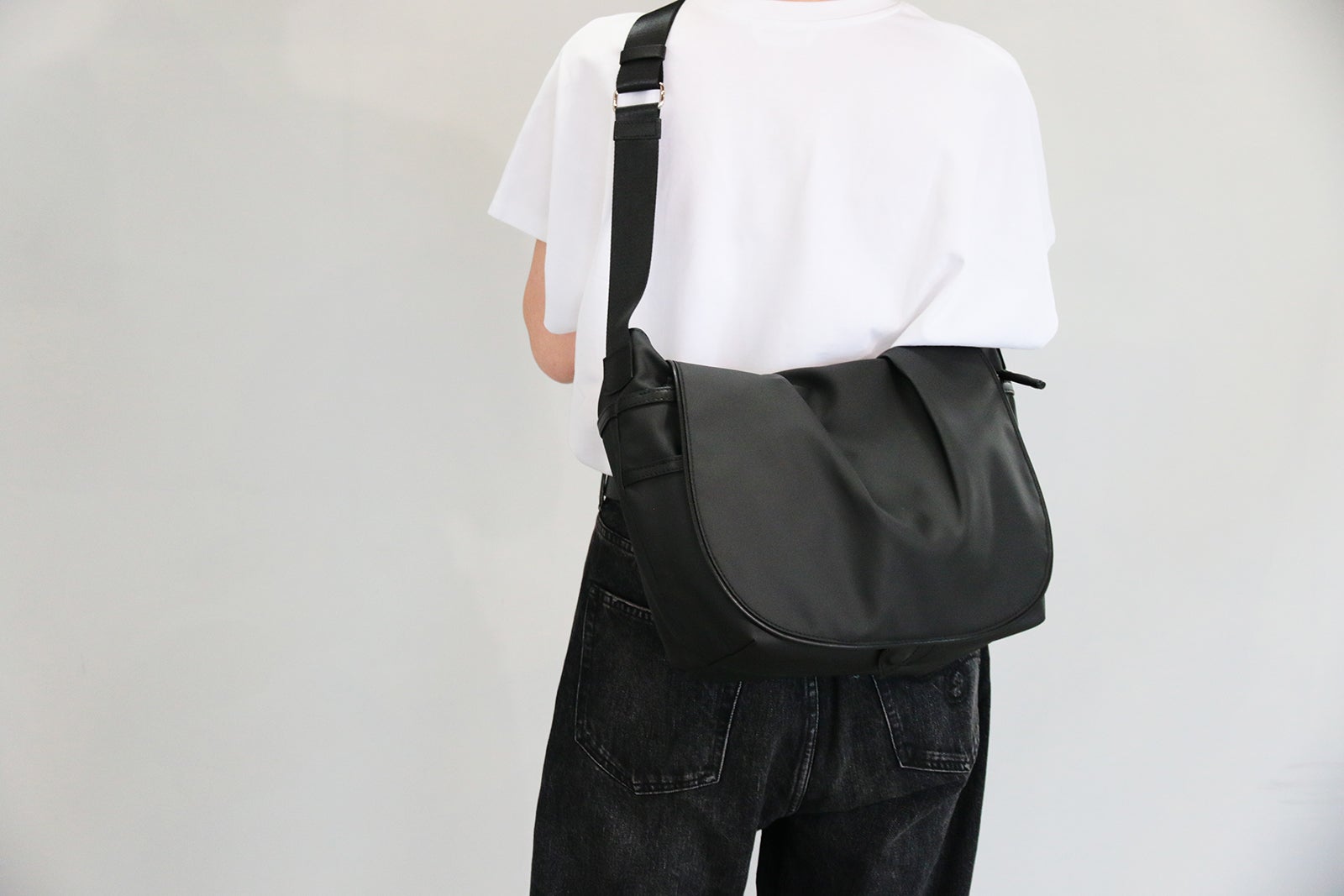 旅に趣味に通勤に。大人の毎日に寄り添う、アクティブな軽量ショルダー