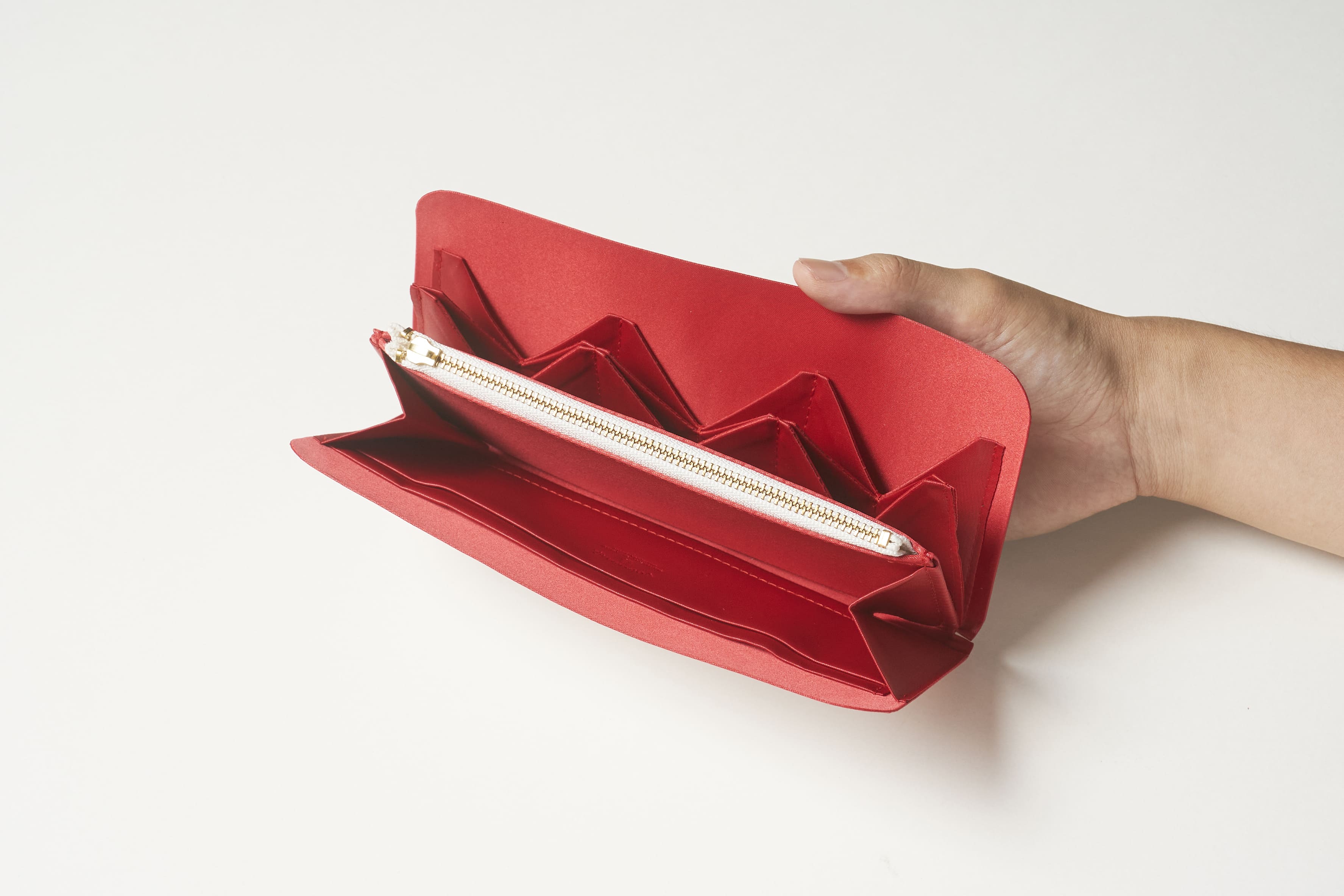 カードがすぐ見つかる。あの「モードブランド」も認める職人が