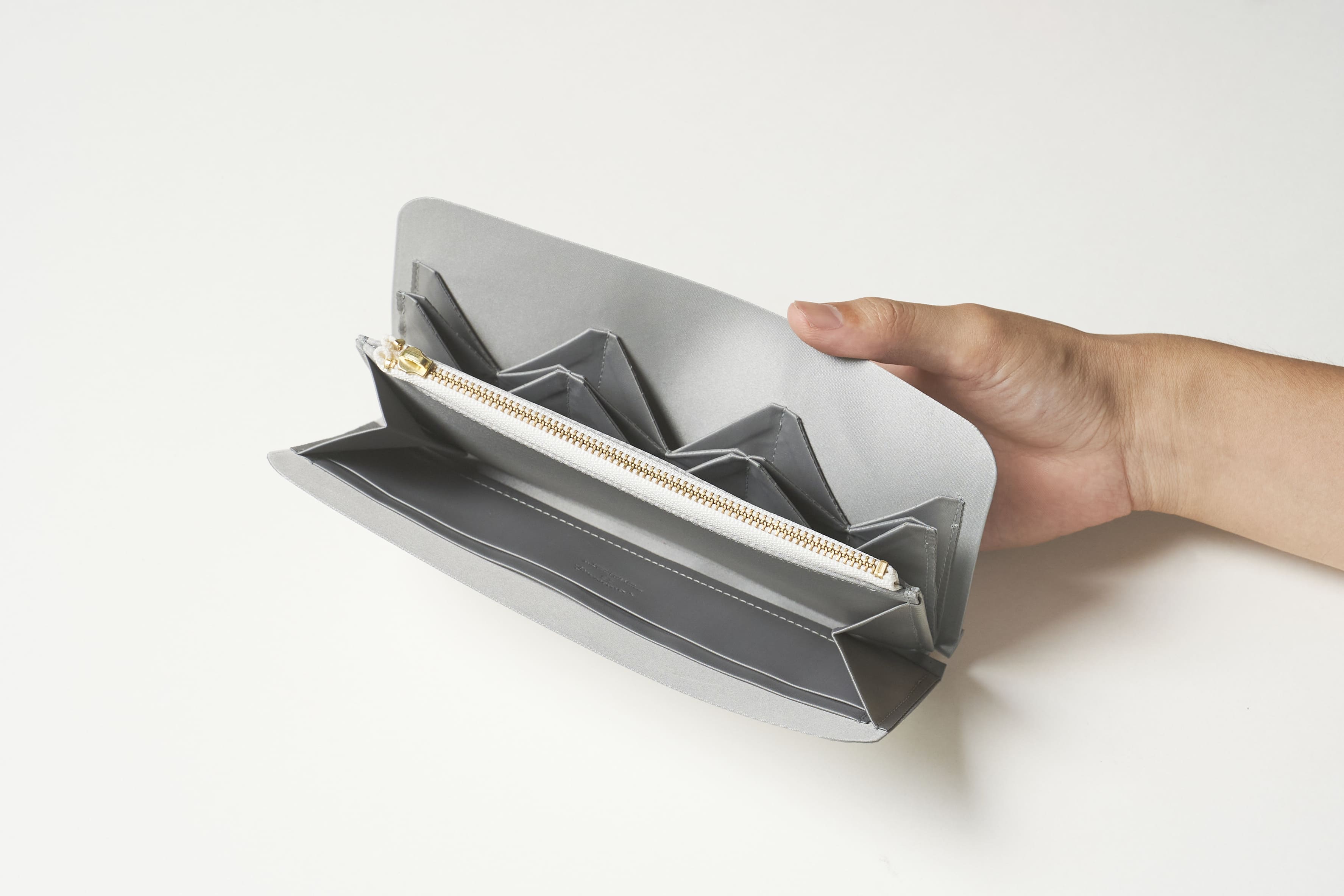 カードがすぐ見つかる。あの「モードブランド」も認める職人が贈る広島