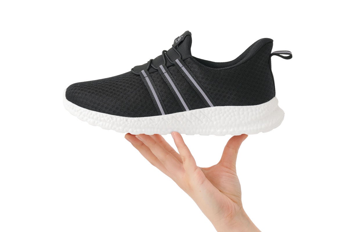 立ったままスッとIN！かがまず履ける片足144gのふわふわ軽やかシューズ