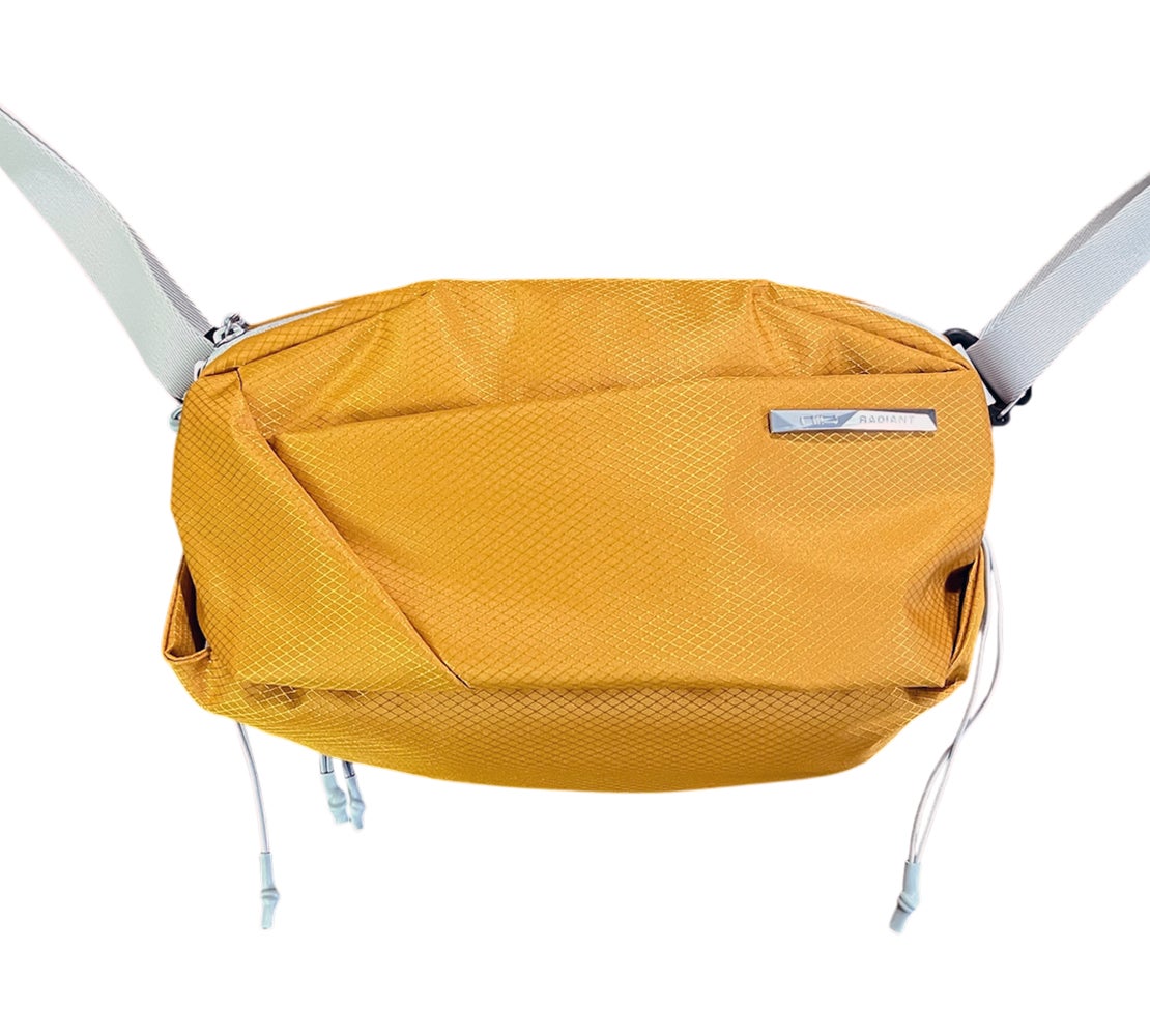 見た目以上の収納力。ボトルも傘も、魔法のように隠せる高機能バッグ