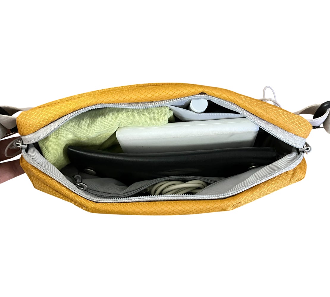 見た目以上の収納力。ボトルも傘も、魔法のように隠せる高機能バッグ