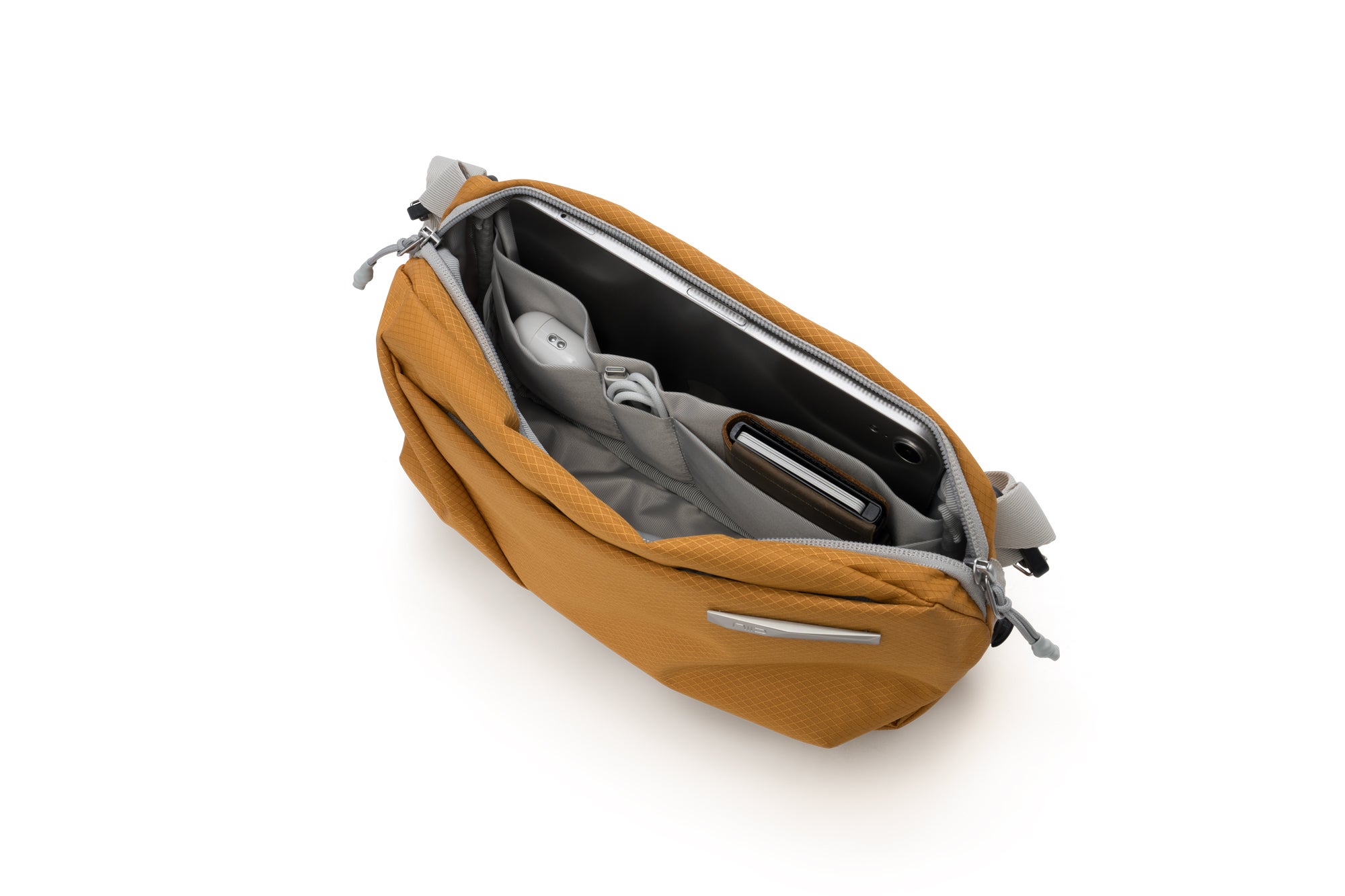 見た目以上の収納力。ボトルも傘も、魔法のように隠せる高機能バッグ