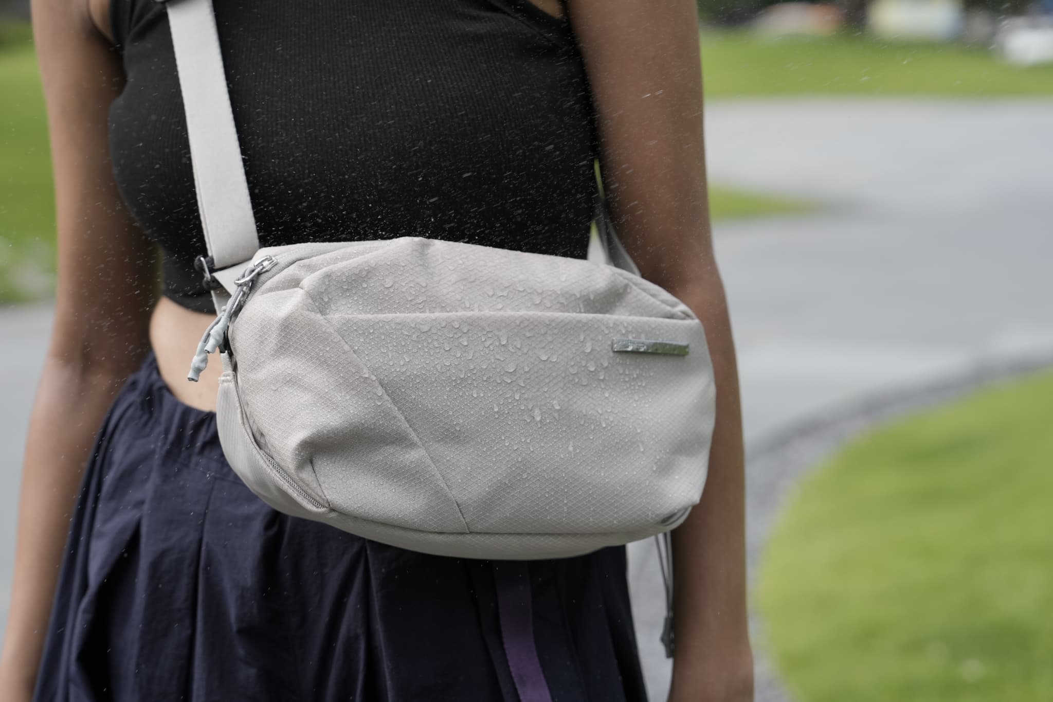 見た目以上の収納力。ボトルも傘も、魔法のように隠せる高機能バッグ