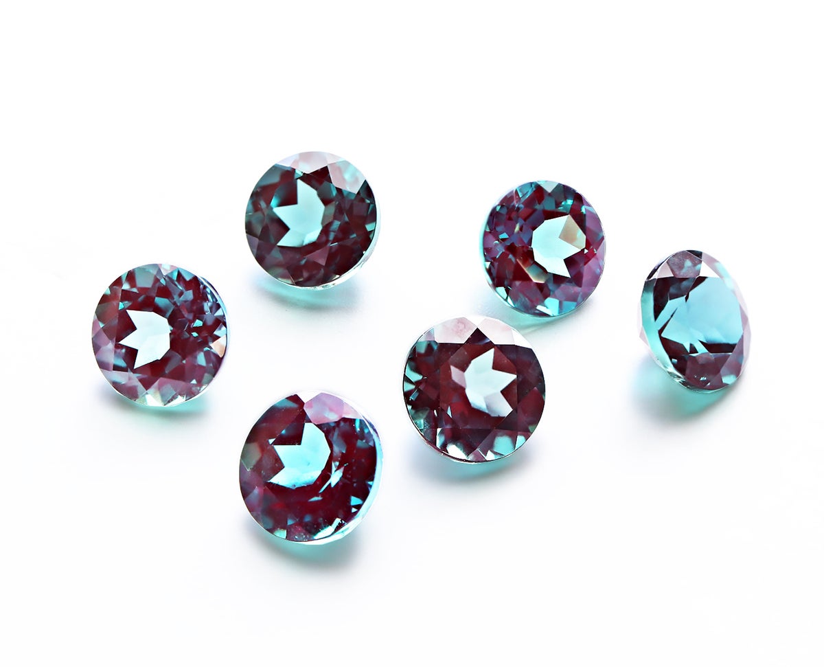 二つの顔を持つ宝石】光で表情を変える、アレキサンドライトジュエリー