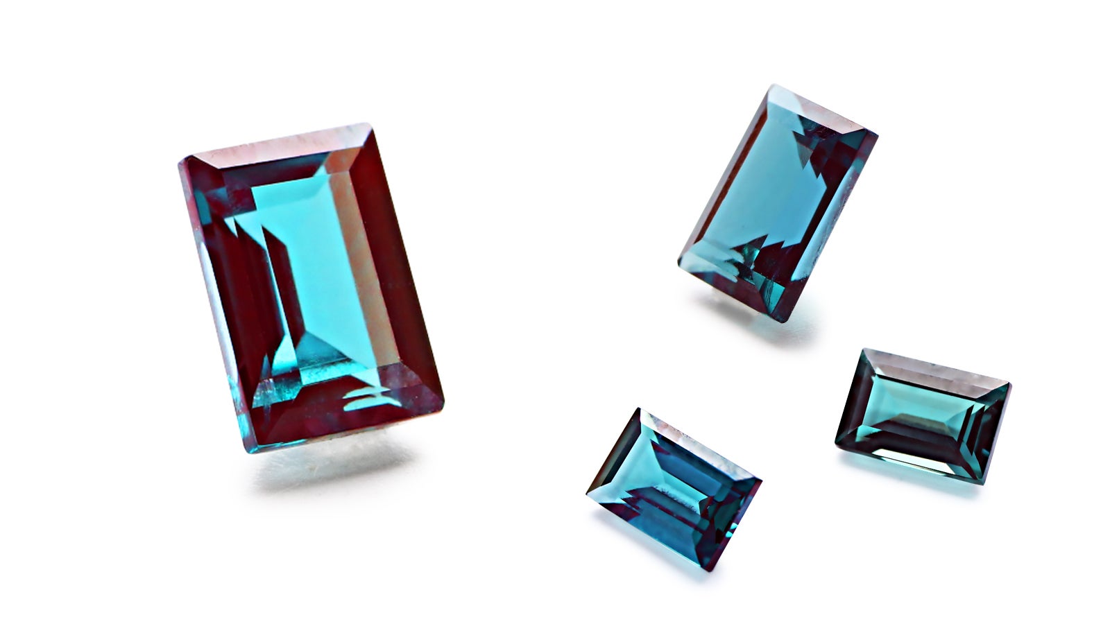 二つの顔を持つ宝石】光で表情を変える、アレキサンドライトジュエリー