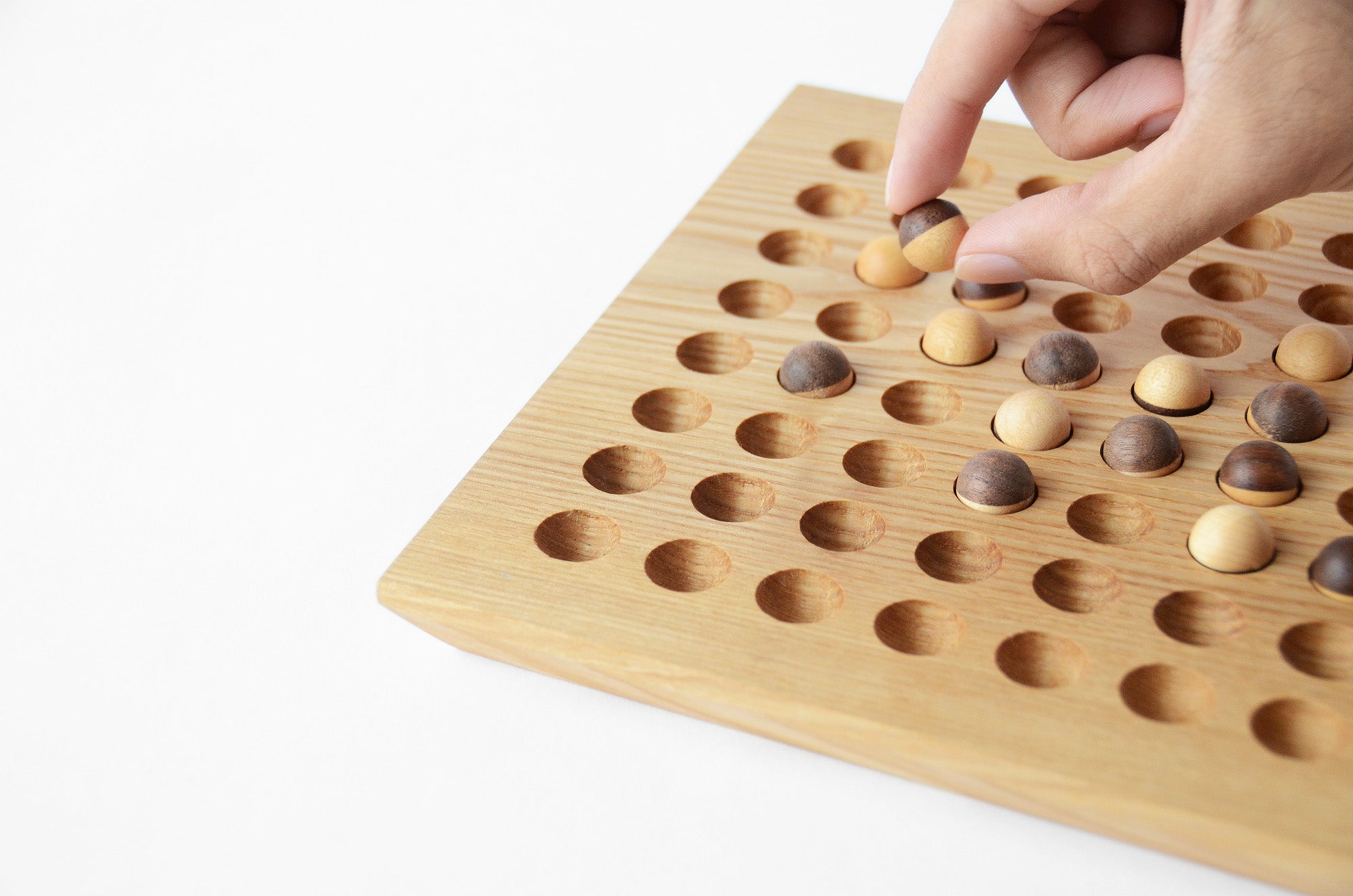大人のボードゲーム】天然木の温もりを。新感覚の高級木製リバーシ