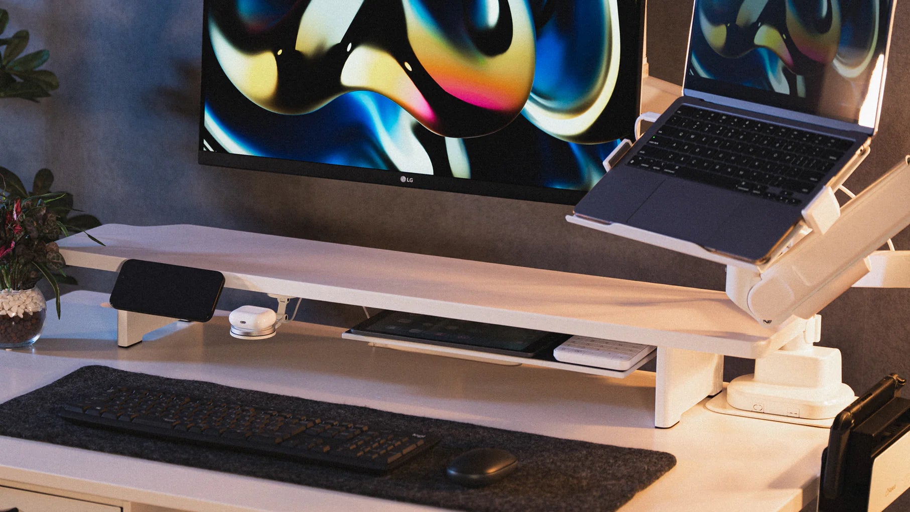 いつもの机が、プロの仕事場に変わる。創造性が広がる高機能