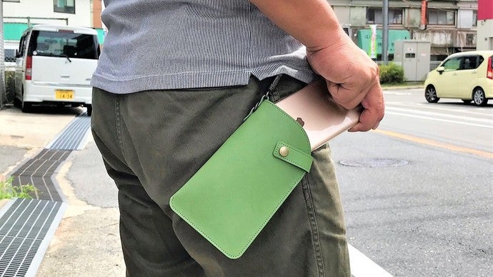 出し入れ簡単！外付けレザーポケット「スマホハンガーVer.3