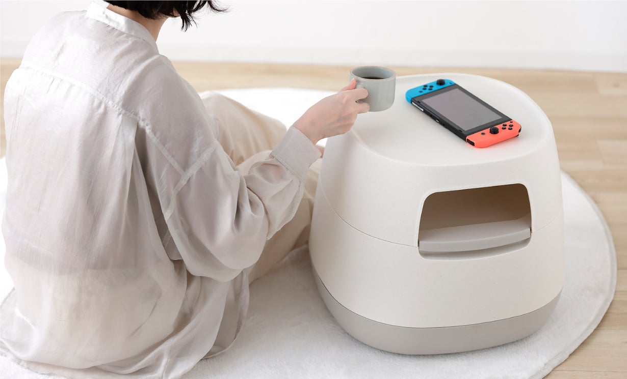 手の届く場所にまとめて収納! 3層収納で片付く多機能ローテーブル