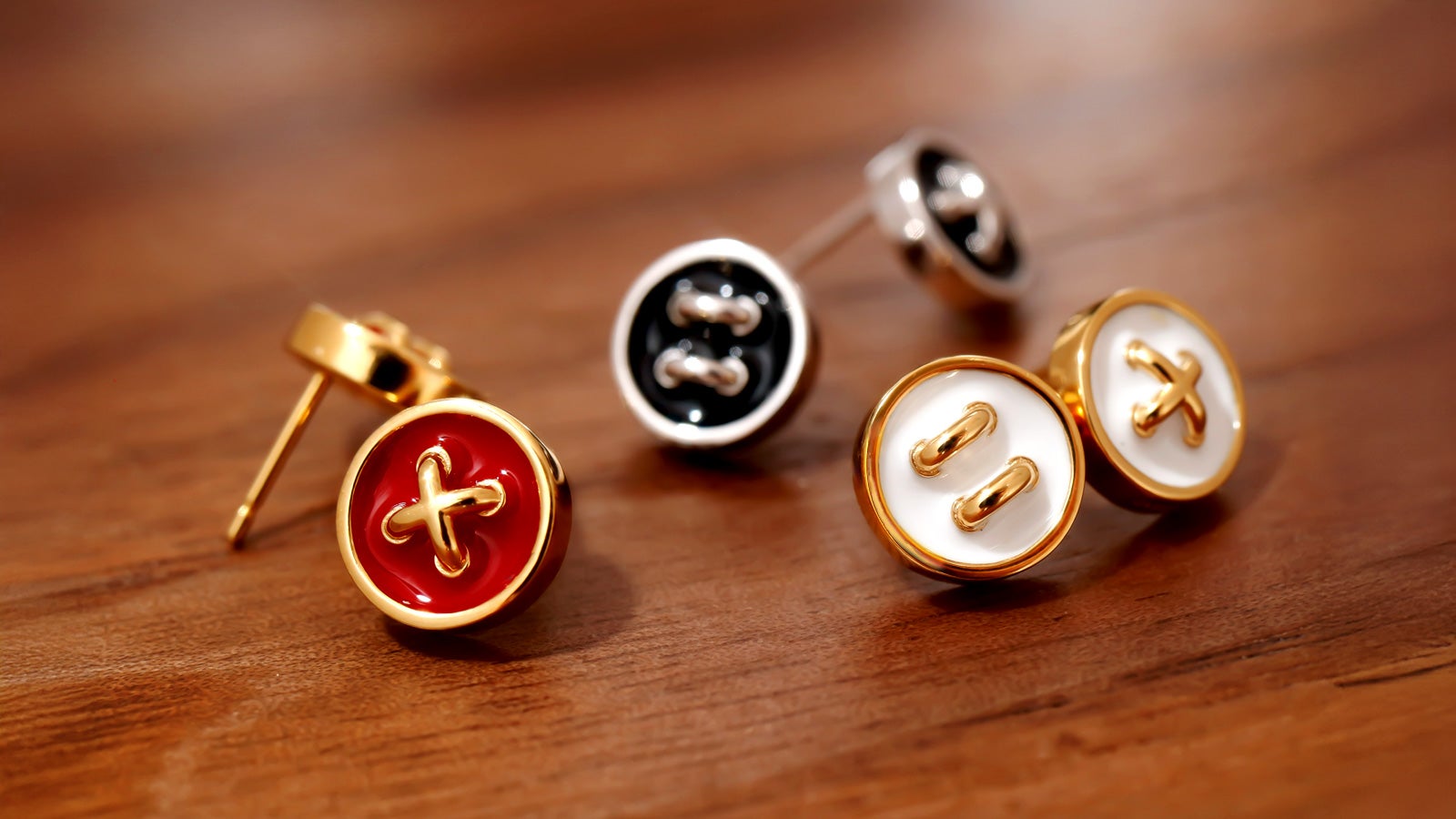 Button（ボタン）」日常にさりげなく寄り添う、ボタンモチーフのピアス