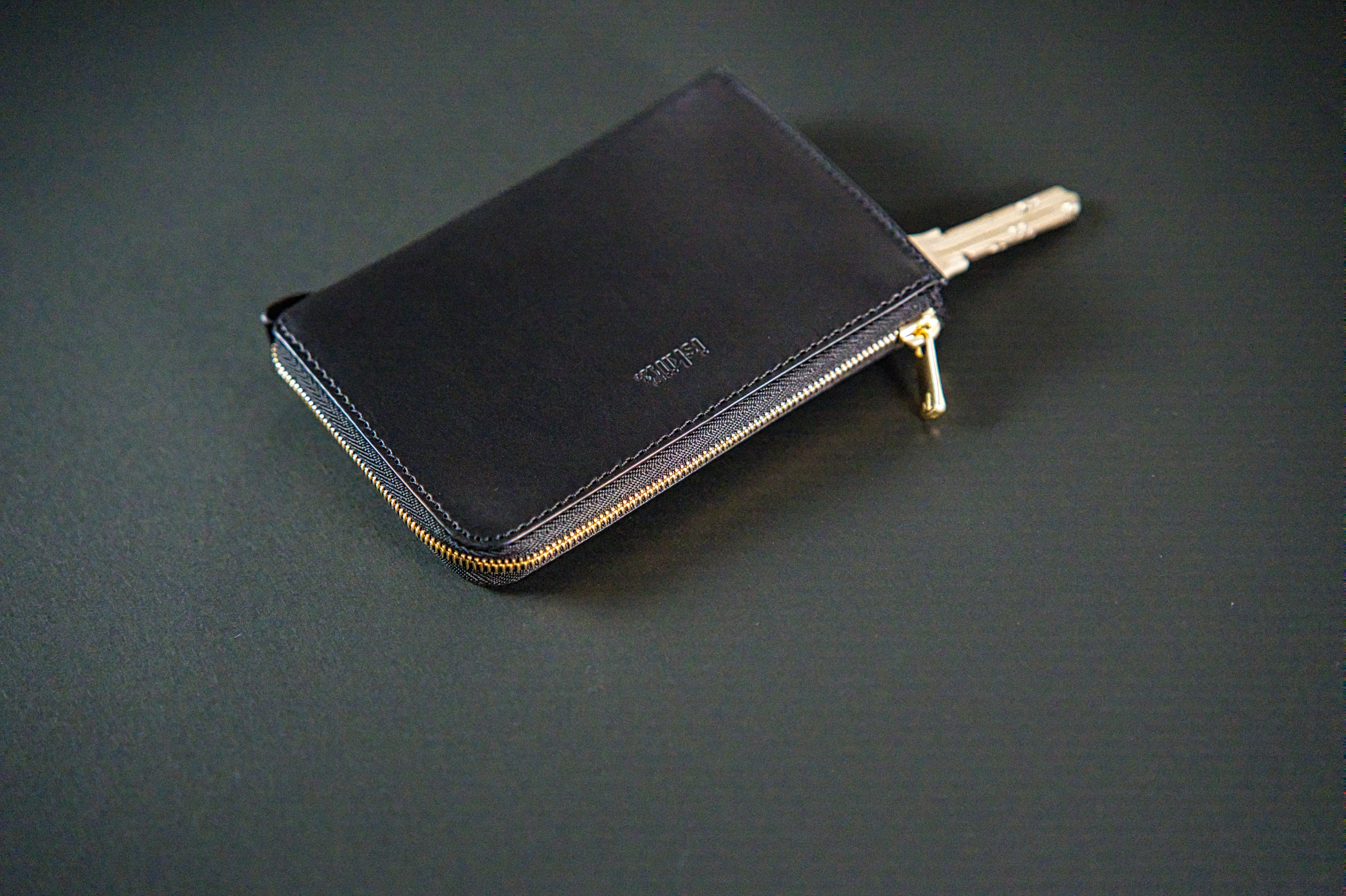 0.5秒で鍵を操るキーウォレット【新体験】薄型エレガント×大容量な