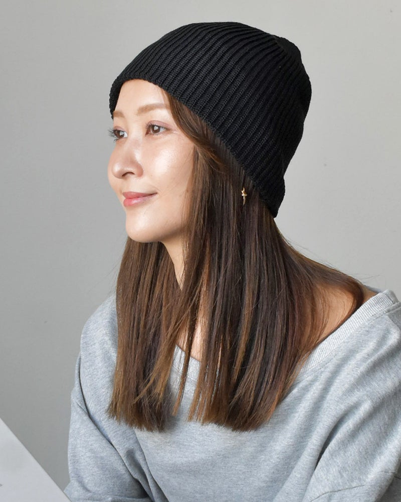 シルク100%の内側で乾燥を防ぎ、冬の寒さから守る心地よいニット帽