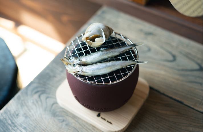 灰のいらない、現代の火鉢──“ちいさな火ばち”で始まる炭火で