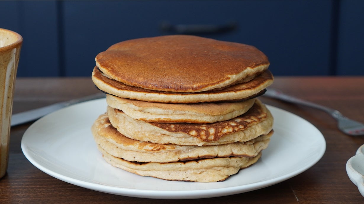 挽きたての「北海道クラフト全粒粉パンケーキ」しあわせのひとくち