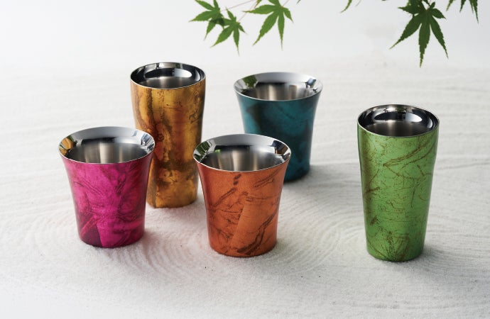 日本に数人の匠しか生み出せない、金箔と漆が彩る『月袷』タンブラー