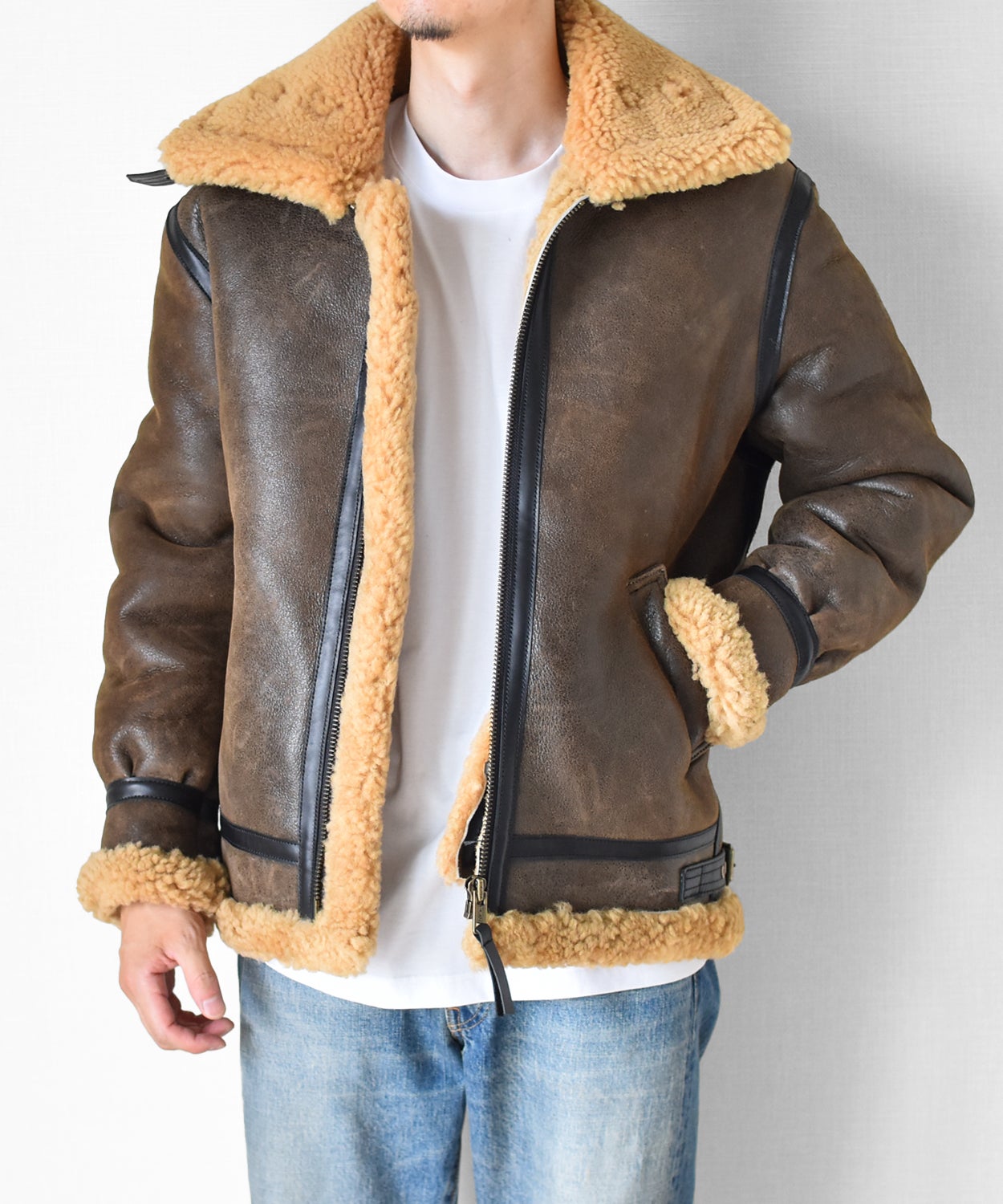 暖かさと上質感を纏う、冬の定番ヘビーアウターB3ムートンジャケットを