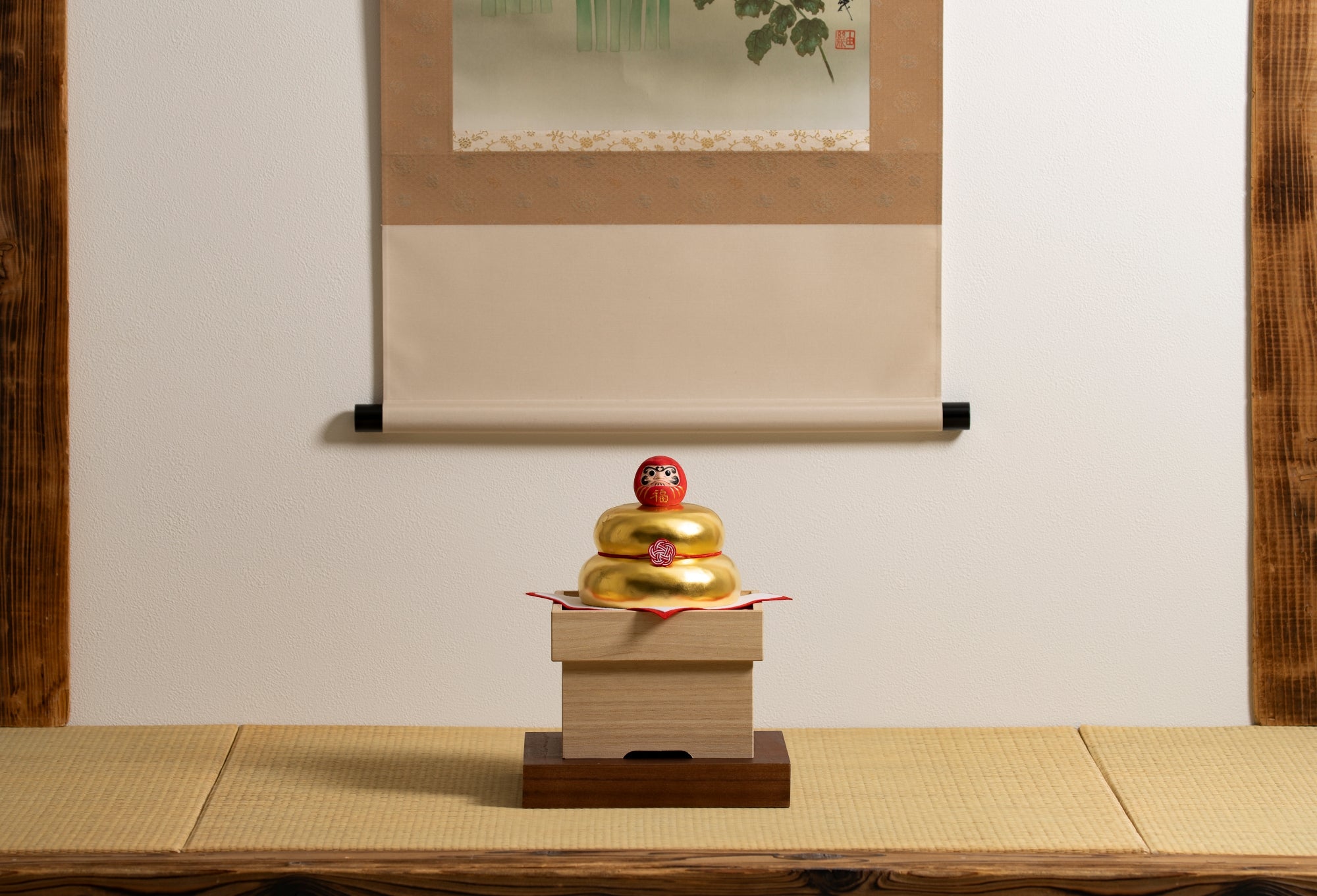 2026年の新春に幸運を！ 少林山達磨寺で開眼供養を賜った木彫り鏡餅が