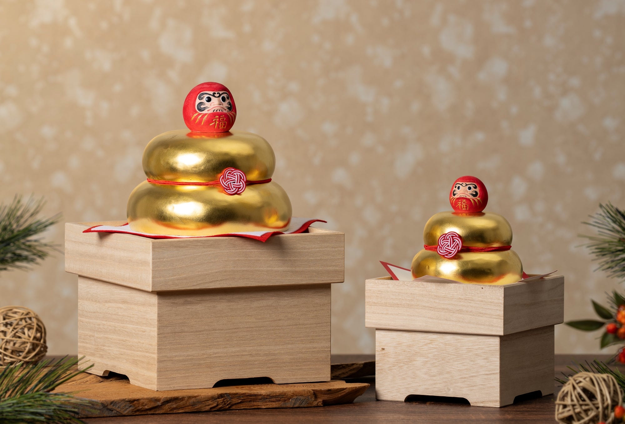 2026年の新春に幸運を！ 少林山達磨寺で開眼供養を賜った木彫り鏡餅が