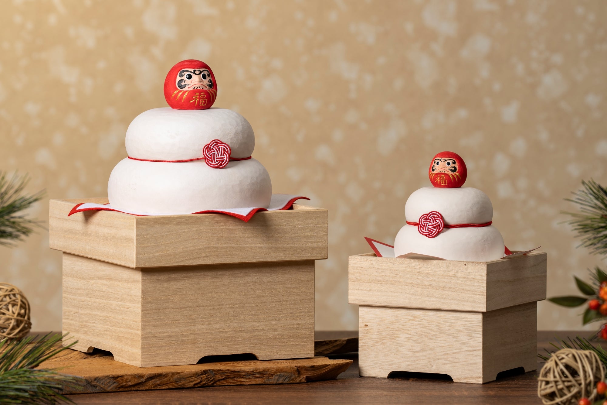 2026年の新春に幸運を！ 少林山達磨寺で開眼供養を賜った木彫り鏡餅が